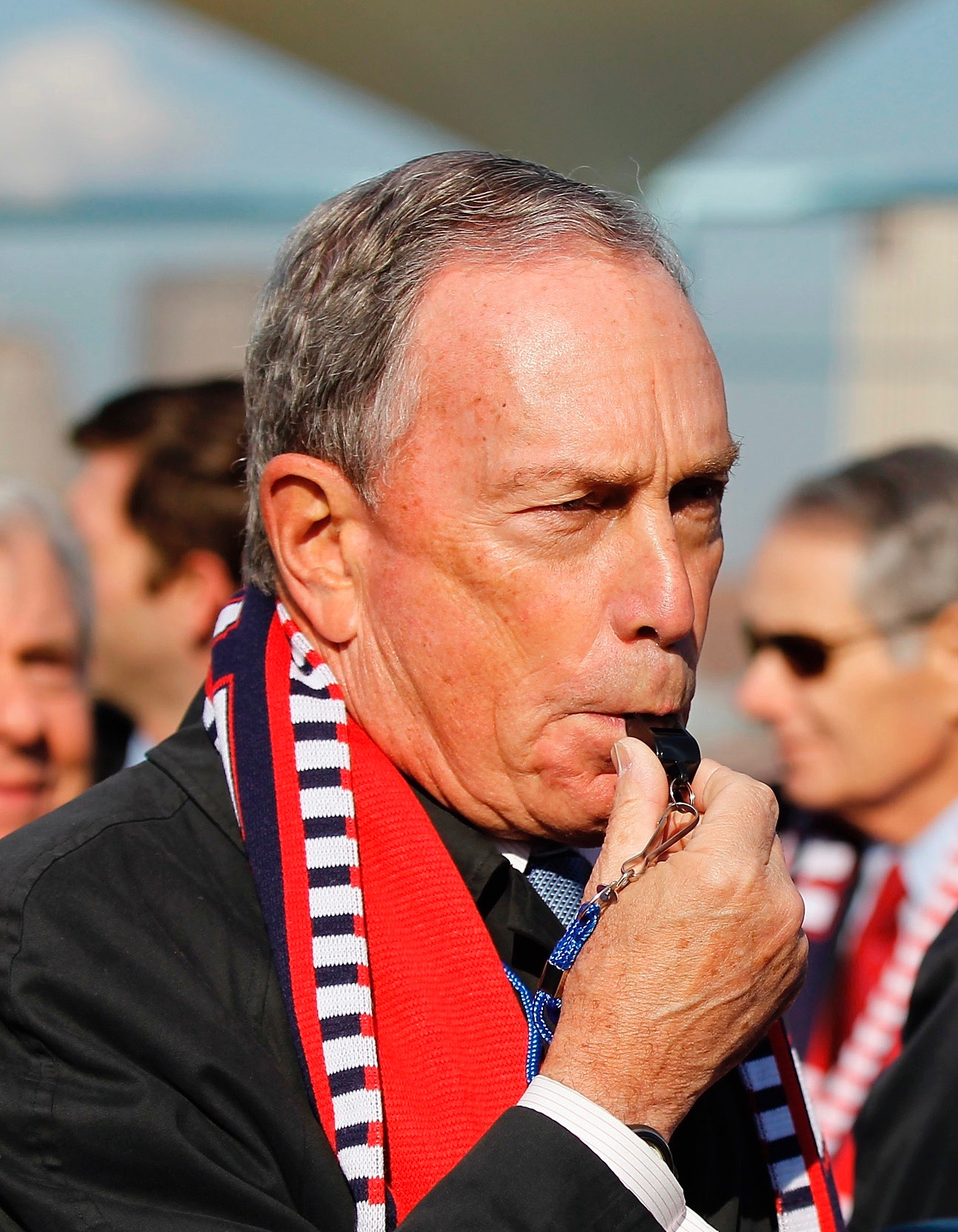 Michael Bloomberg, Bürgermeister von New York bläst in Trillerpfeife