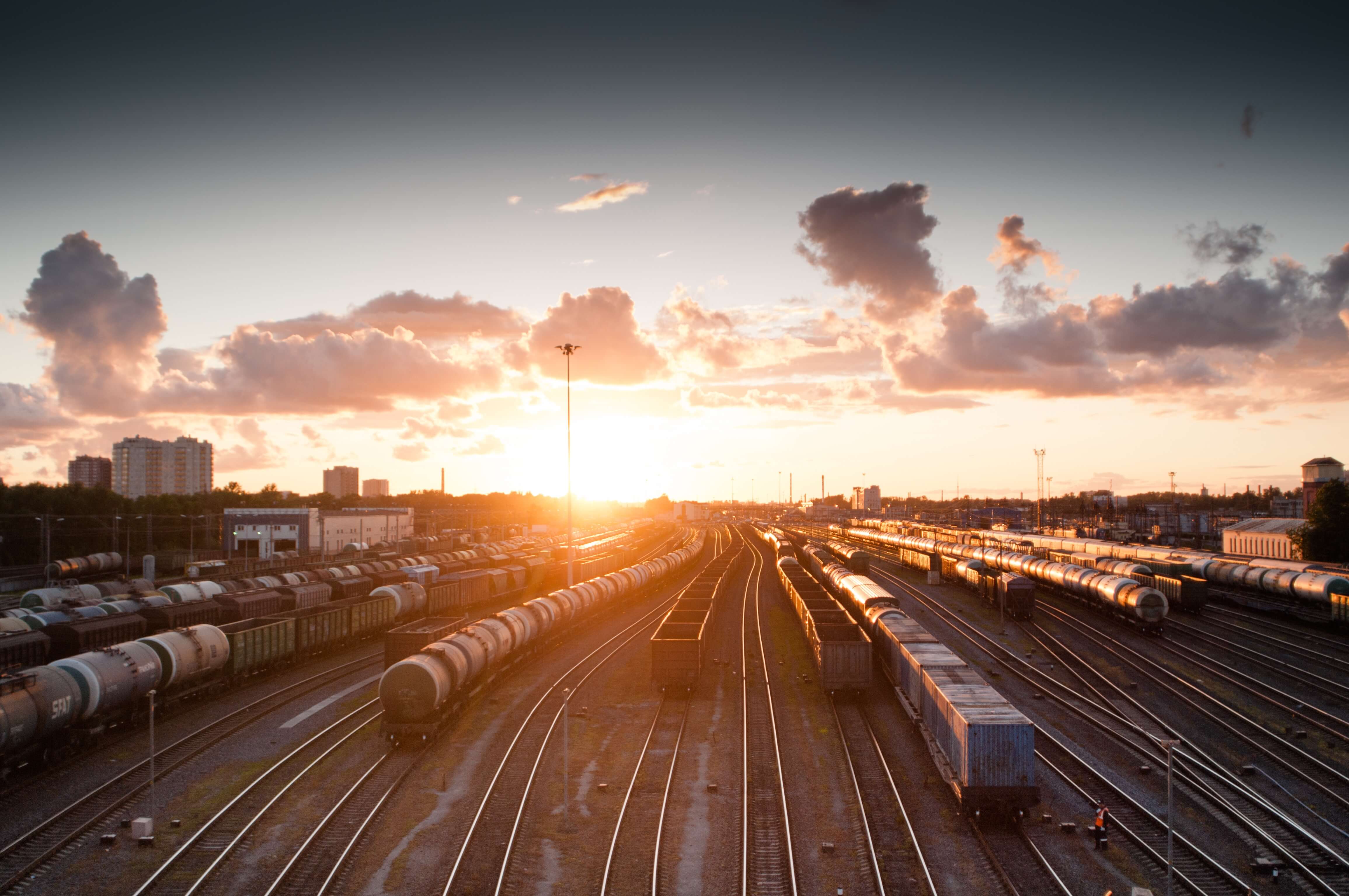 Güterzüge bei Sonnenuntergang