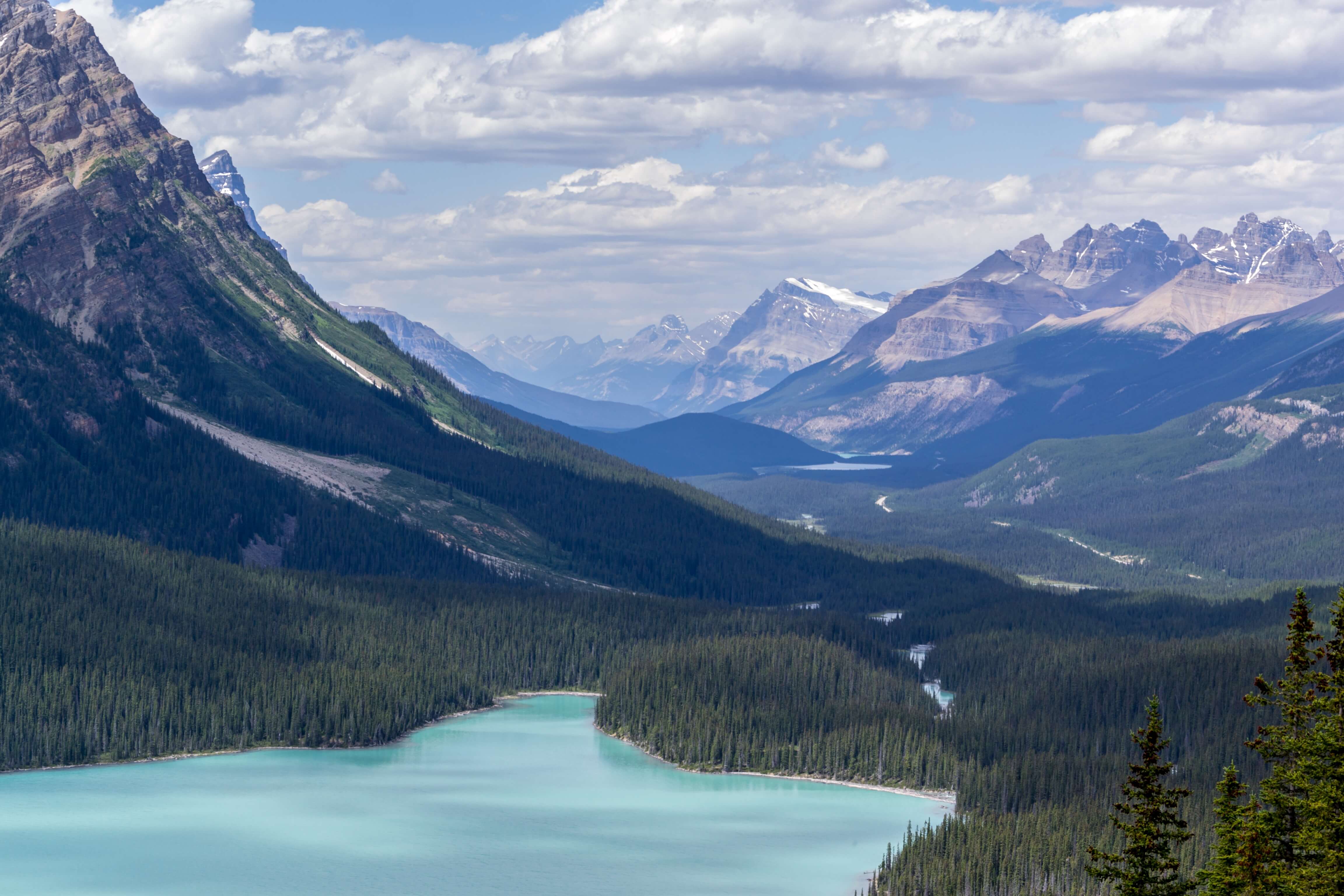 Seen, Berge und Wälder in Kanada