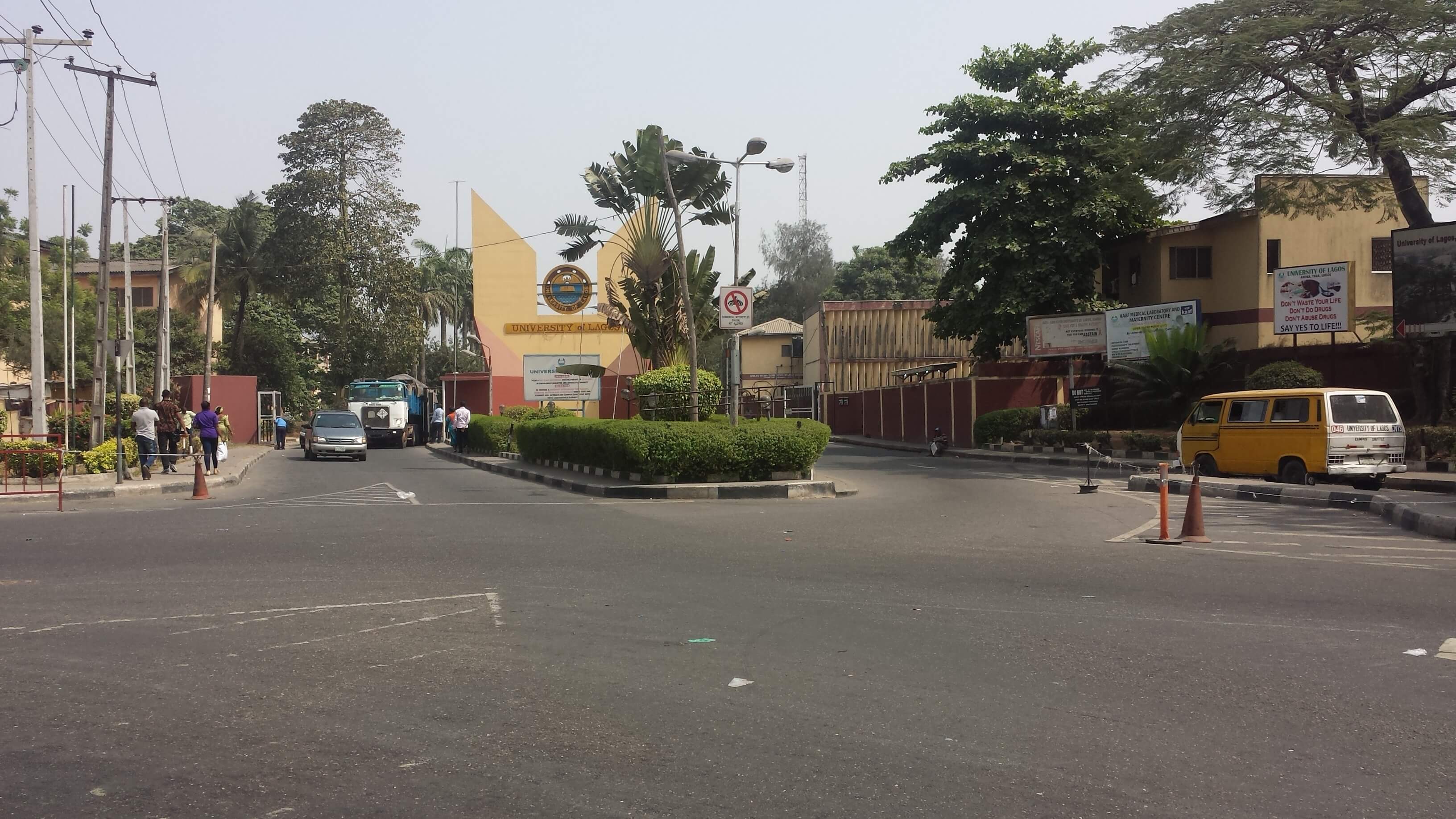 Strasse am Eingang zur Uni in Nigeria